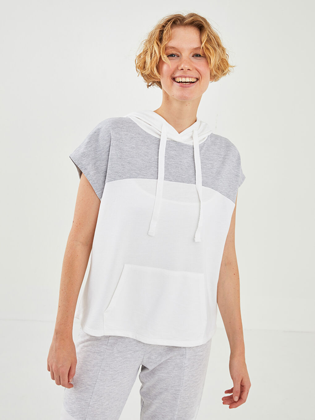 Ekru Kapüşon Yaka Renk Bloklu Kadın Spor Tişört-2