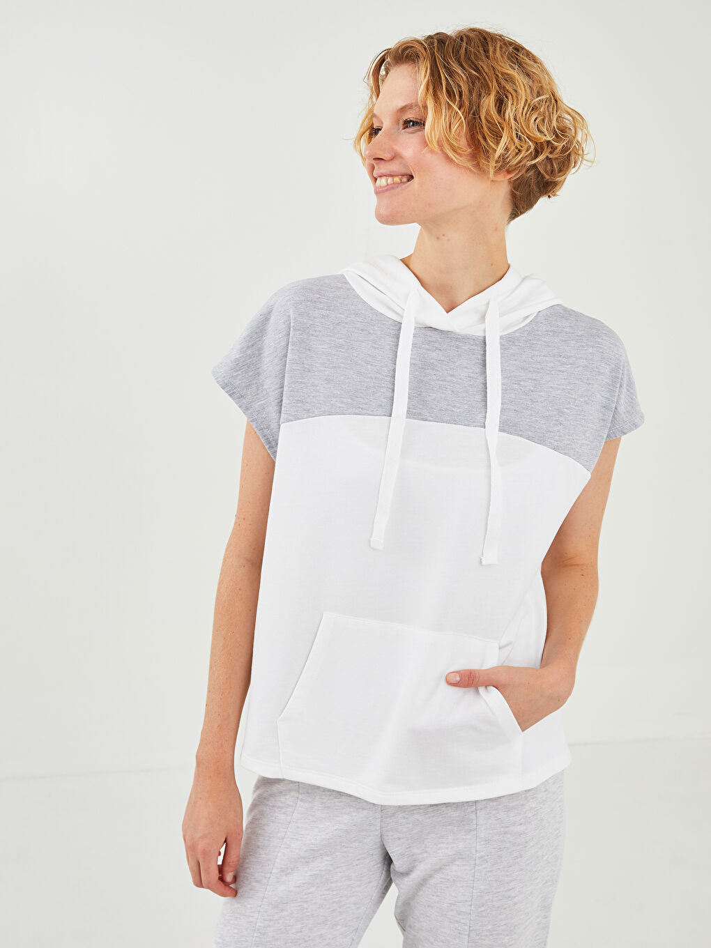 Ekru Kapüşon Yaka Renk Bloklu Kadın Spor Tişört-3