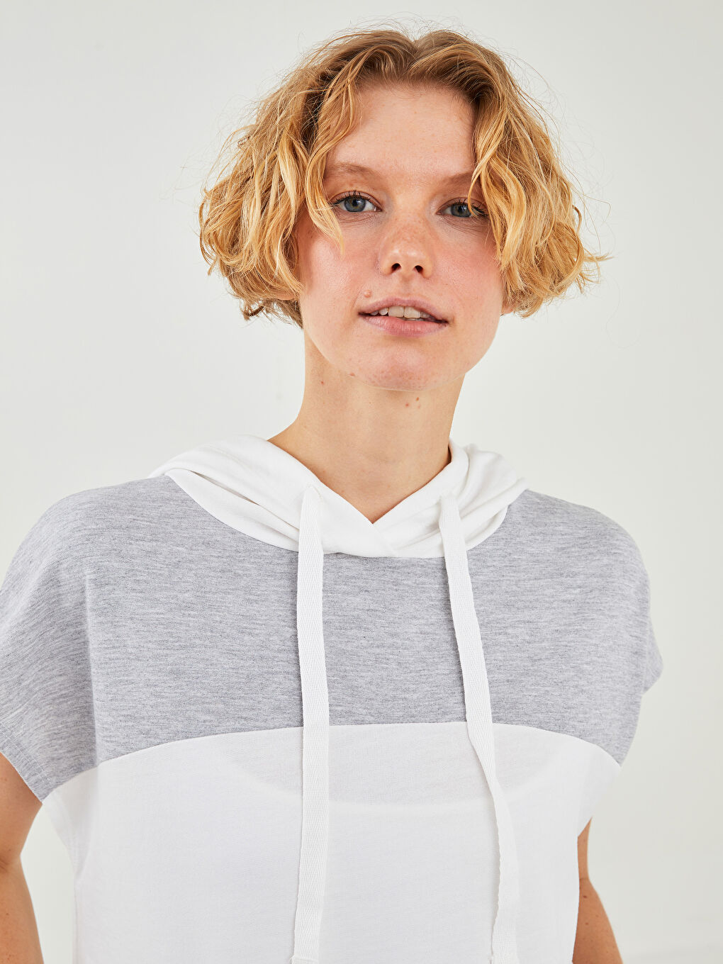 Ekru Kapüşon Yaka Renk Bloklu Kadın Spor Tişört-4