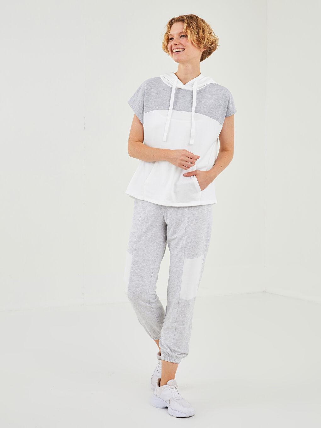 Ekru Kapüşon Yaka Renk Bloklu Kadın Spor Tişört-5