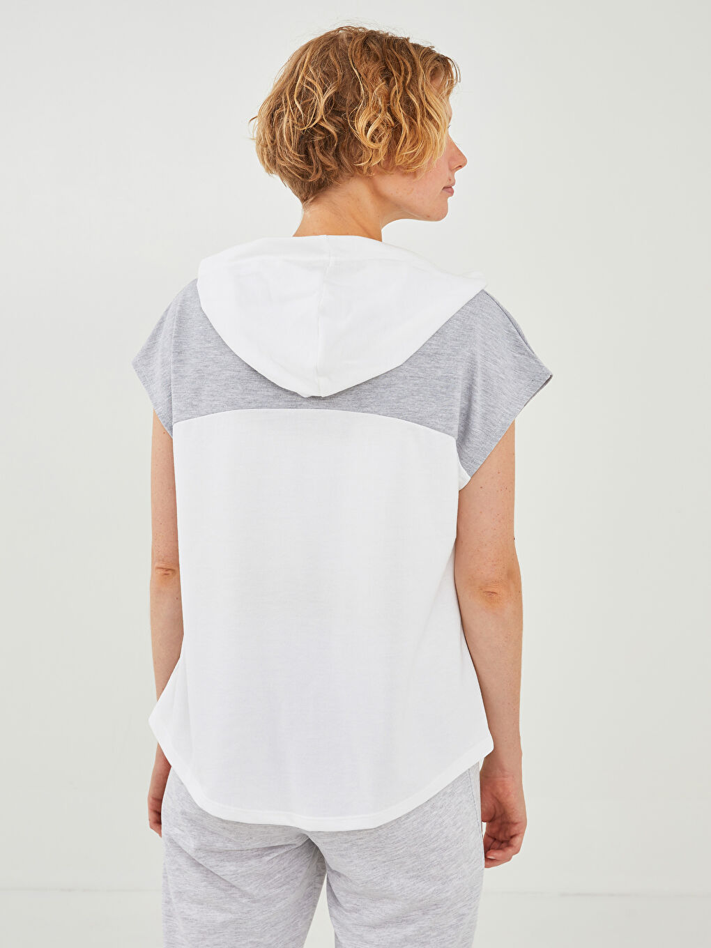 Ekru Kapüşon Yaka Renk Bloklu Kadın Spor Tişört-6