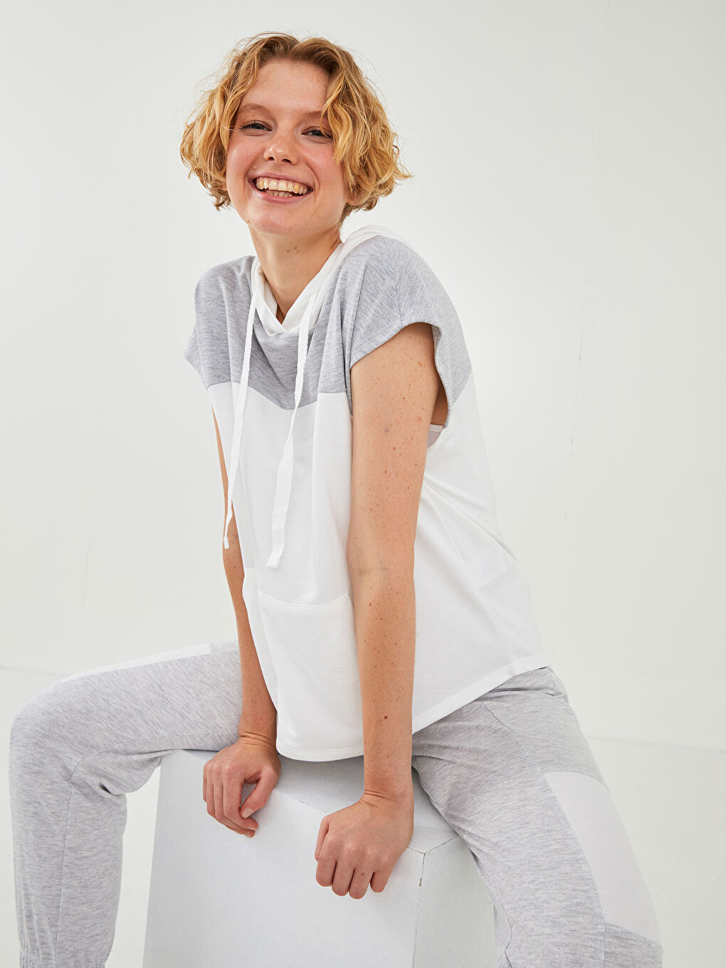 Ekru Kapüşon Yaka Renk Bloklu Kadın Spor Tişört