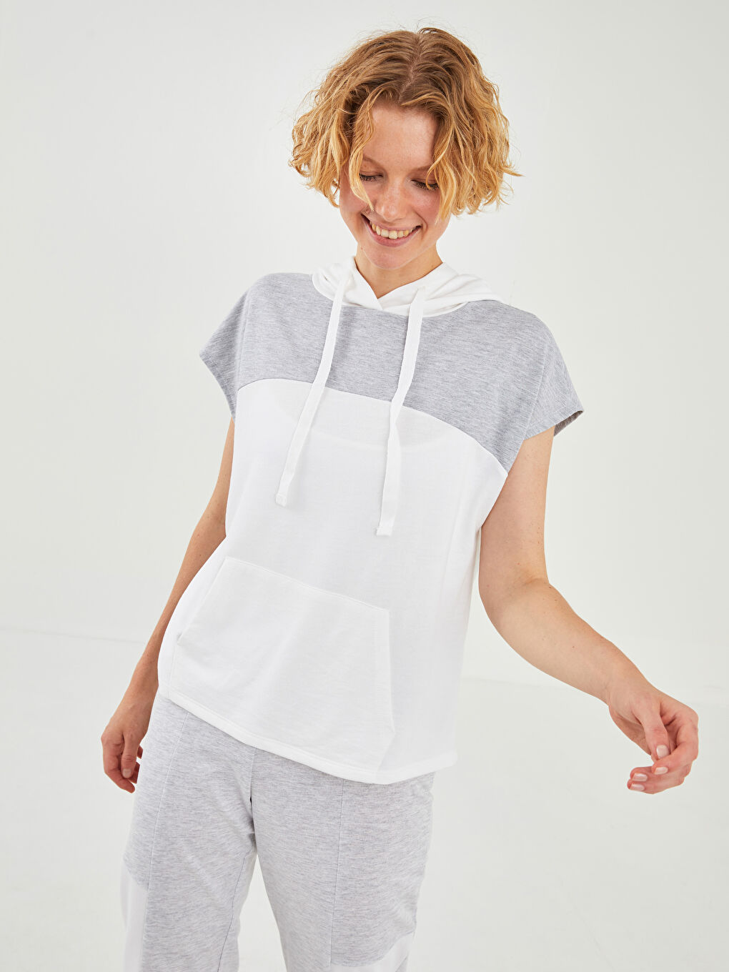 Ekru Kapüşon Yaka Renk Bloklu Kadın Spor Tişört-1