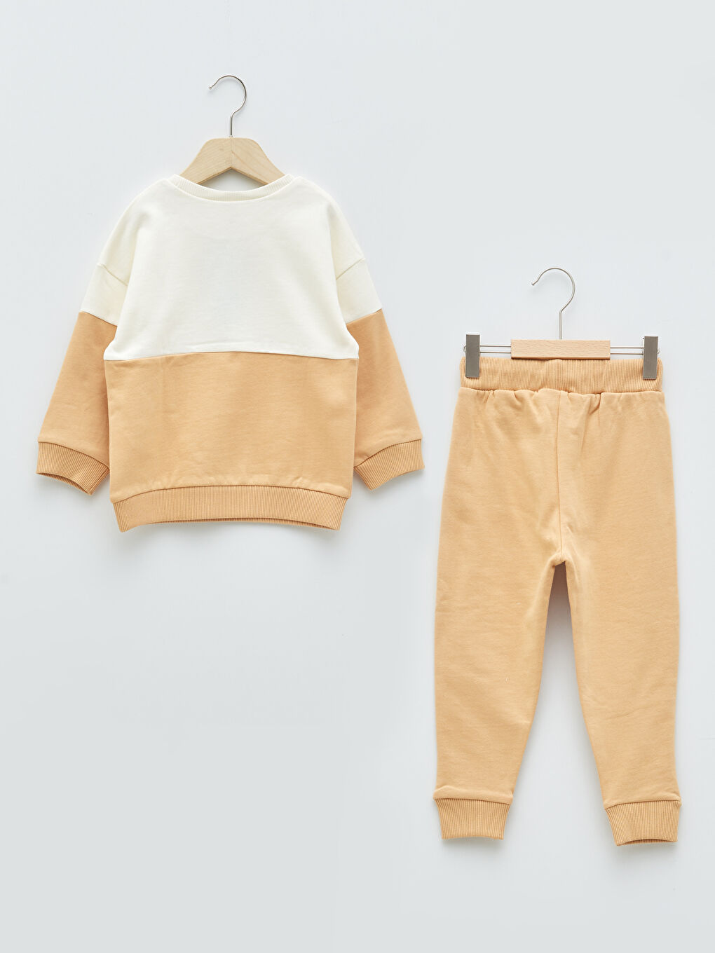 طقم ولادي رضع قطن مطبوع بياقة دائرية وأكمام طويلة مكون من قطعتين: سويت شيرت وبنطلون رياضي-1