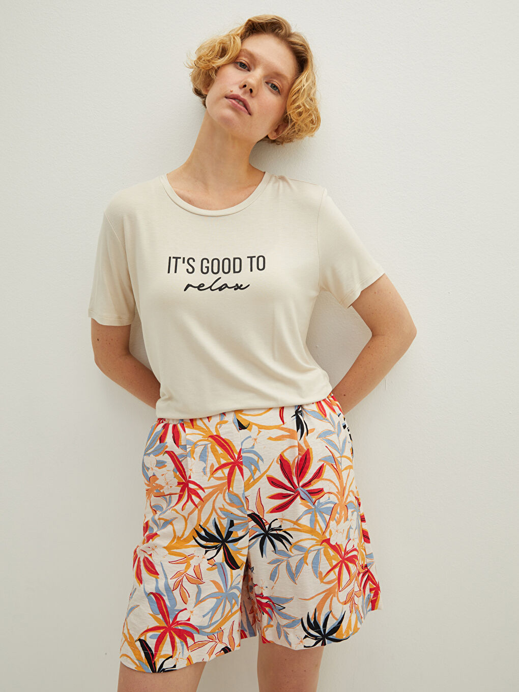 Majica od viskoze sa okruglim izrezom, štampom i kratkim rukavima za žene-1