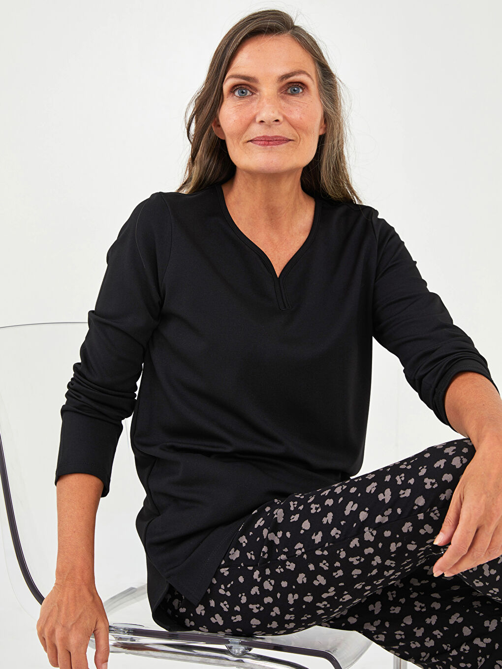 Siyah V Yaka Düz Uzun Kollu Kadın Bluz