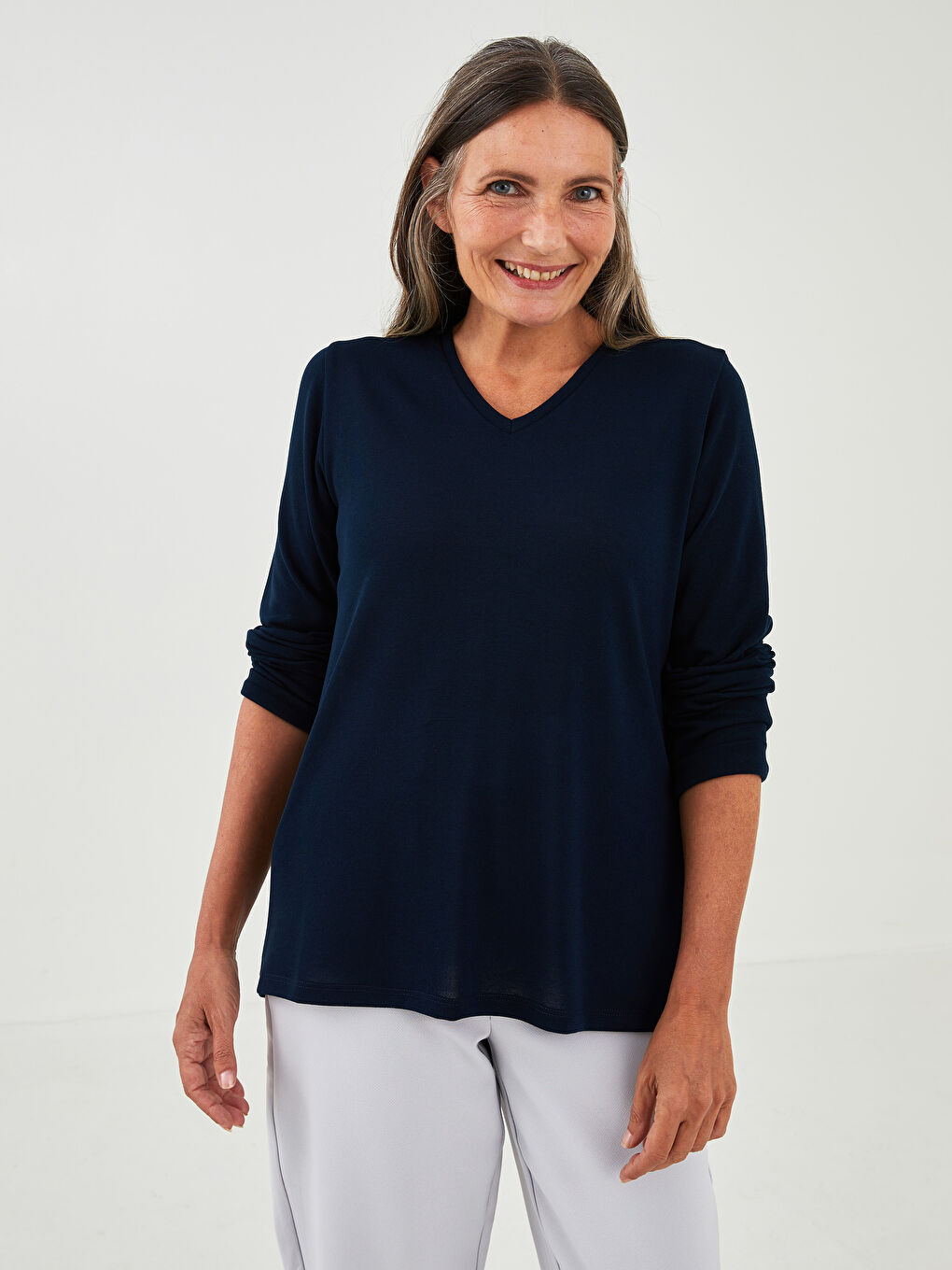 بلوزة نسائية بأكمام طويلة وياقة على شكل حرف V سادة