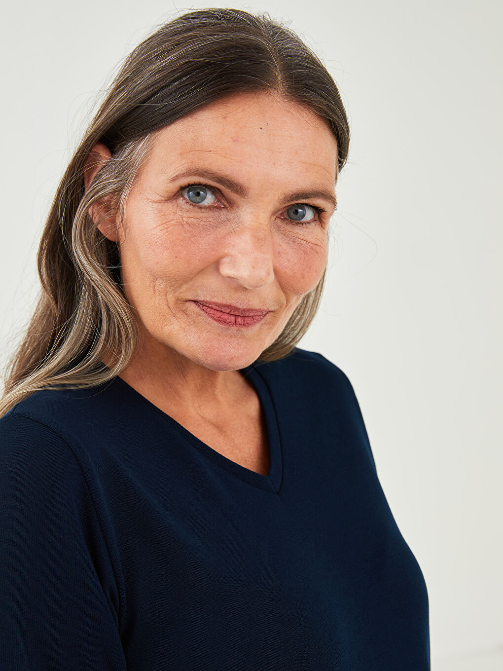 بلوزة نسائية بأكمام طويلة وياقة على شكل حرف V سادة-1