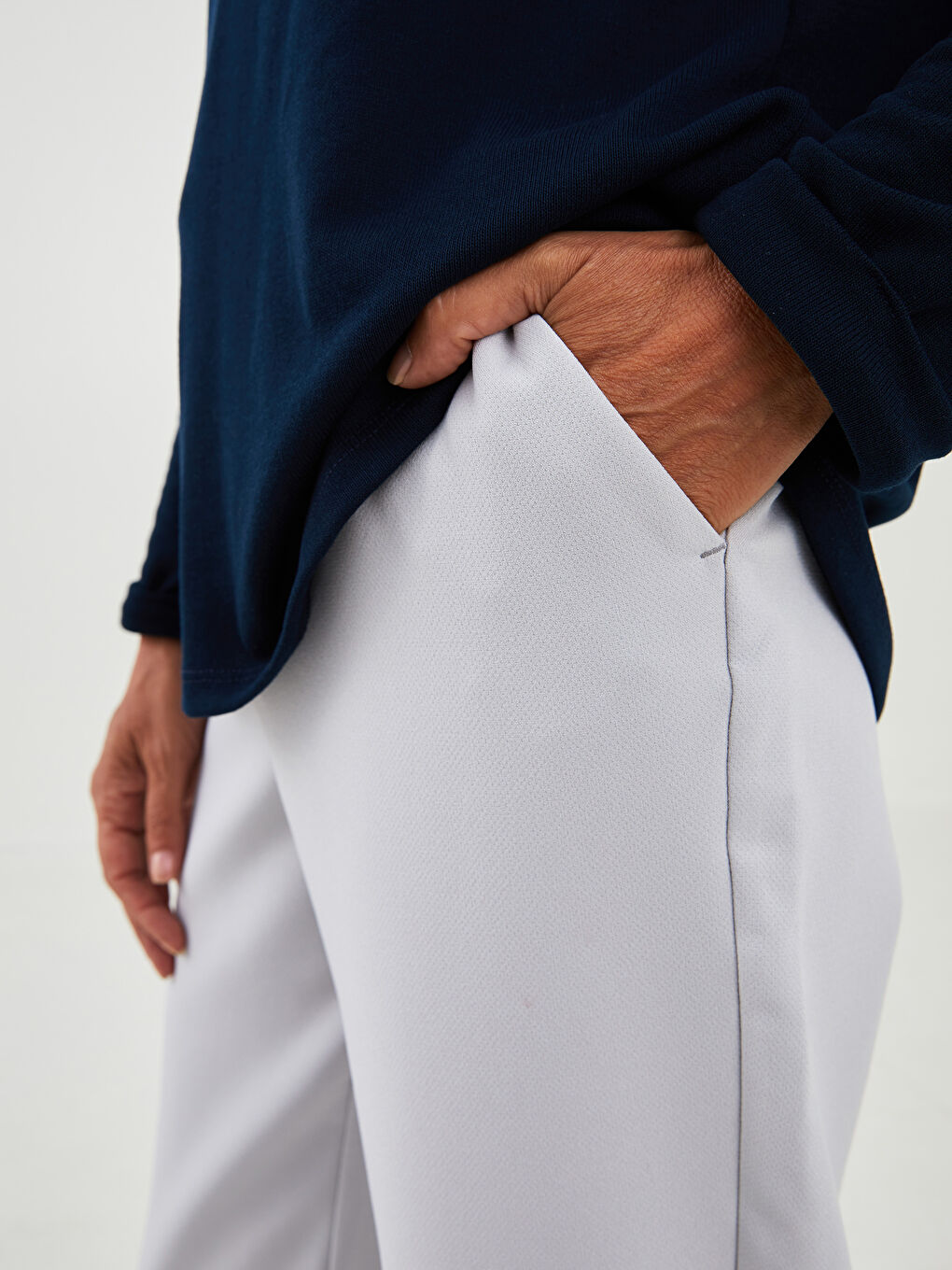 بلوزة نسائية بأكمام طويلة وياقة على شكل حرف V سادة-2