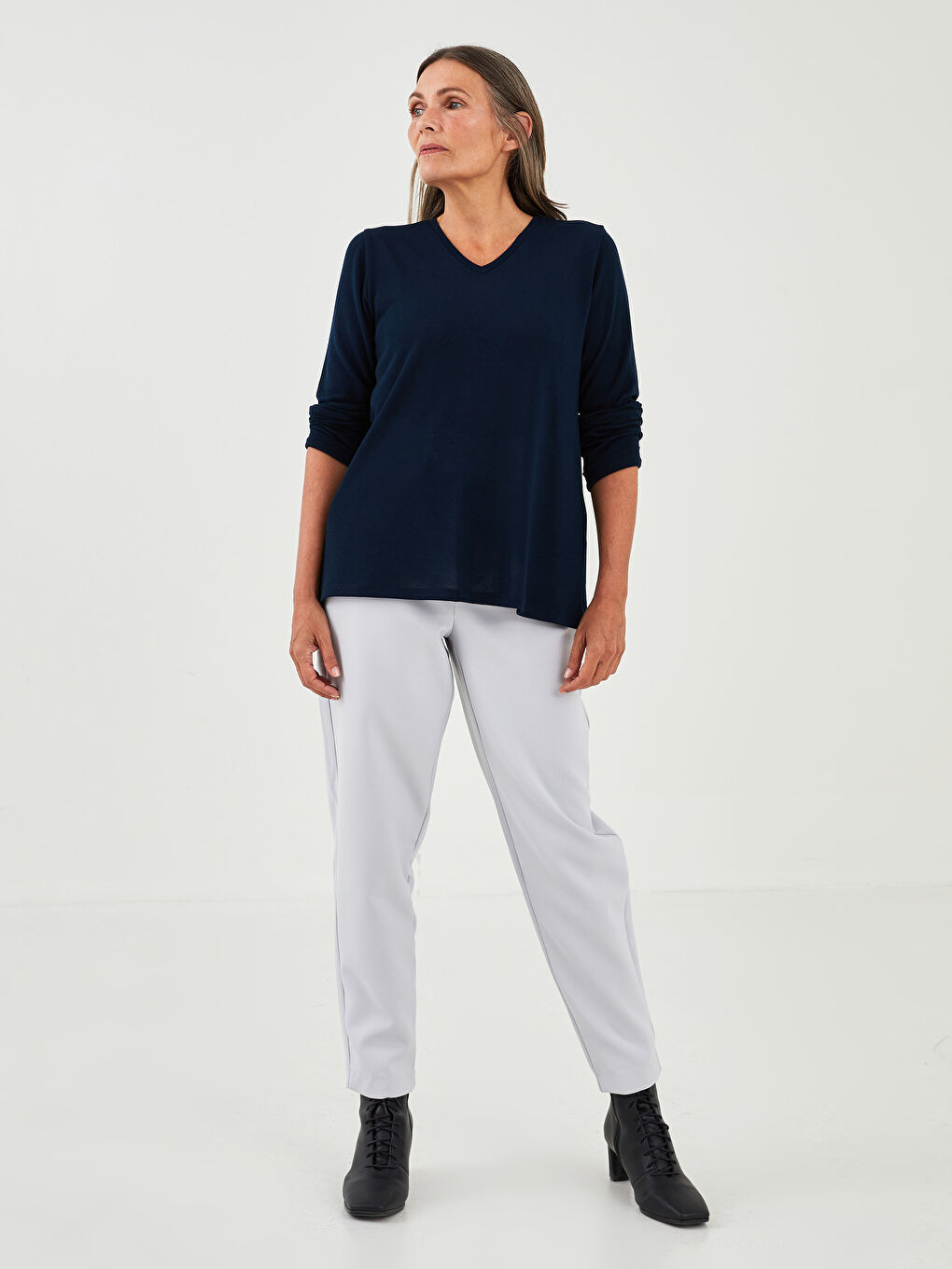 بلوزة نسائية بأكمام طويلة وياقة على شكل حرف V سادة-3