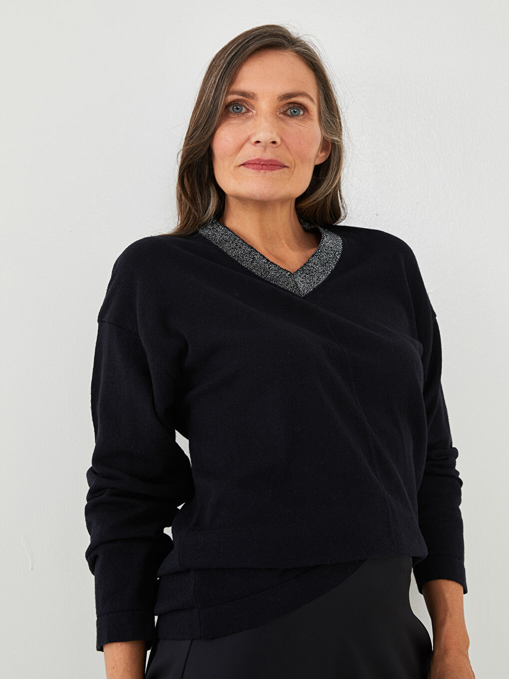 Свитер из трикотажа с длинным рукавом, V-образным вырезом и полосатым узором для женщин