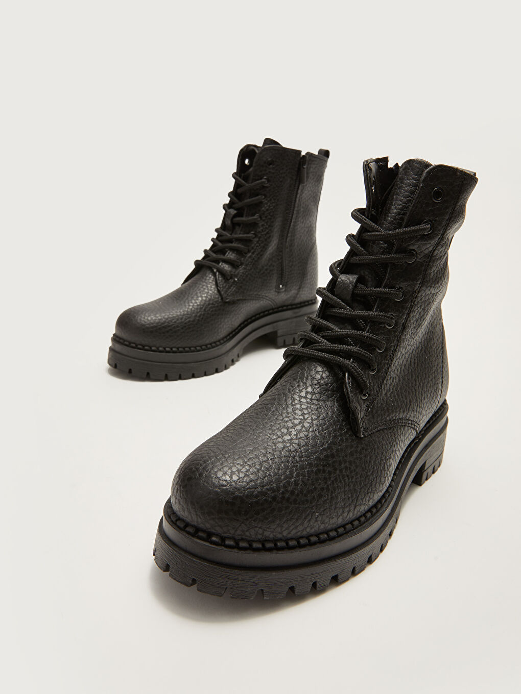 Siyah Deri Görünümlü Bağcıklı ve Fermuarlı Kadın Kar Botu-2