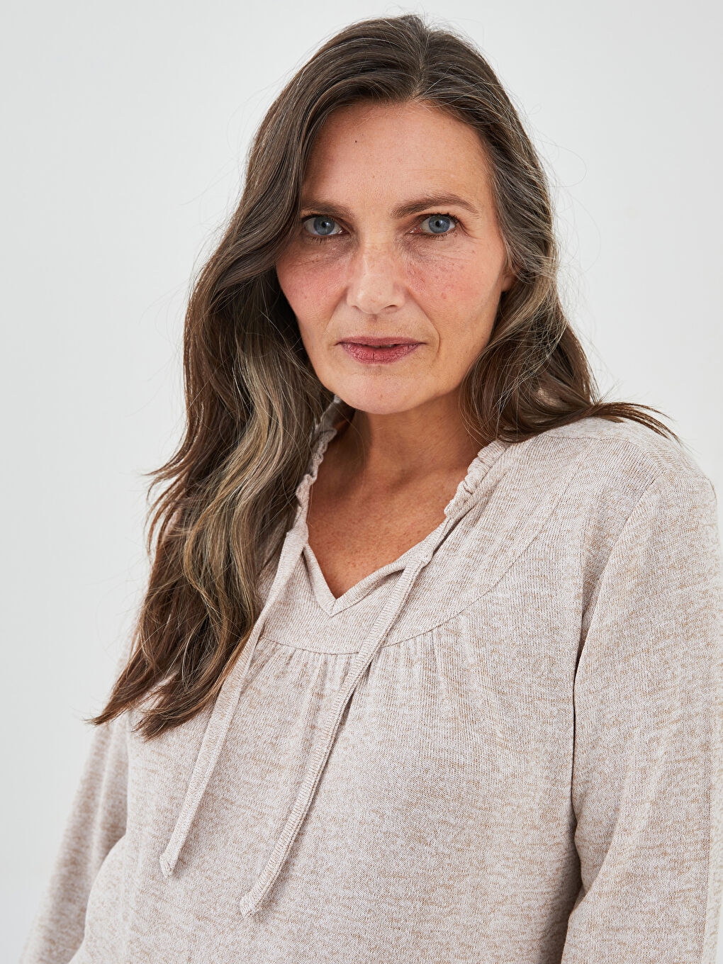 Bej Fırfırlı Bağlamalı Yaka Düz Uzun Kollu Kadın Bluz