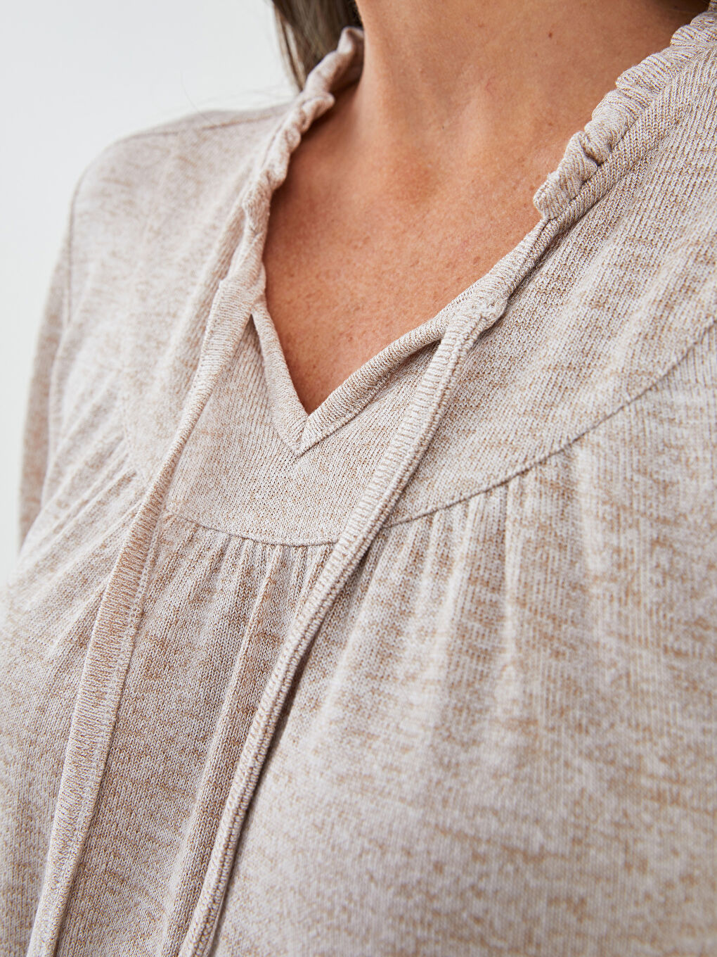 Bej Fırfırlı Bağlamalı Yaka Düz Uzun Kollu Kadın Bluz-3