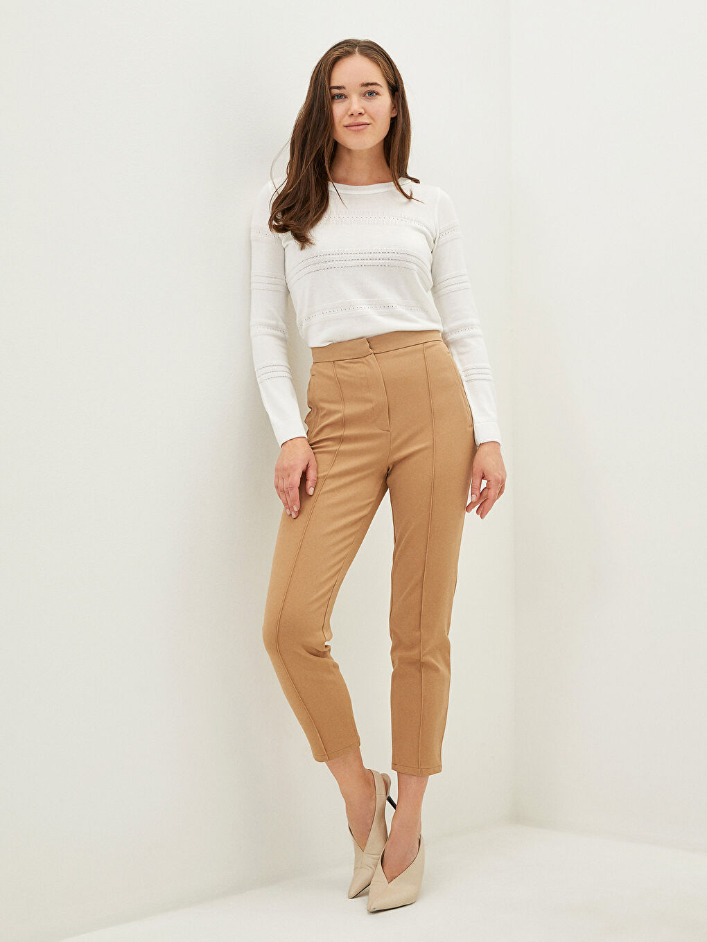 Bej Standart Fit Cep Detaylı Kadın Havuç Pantolon