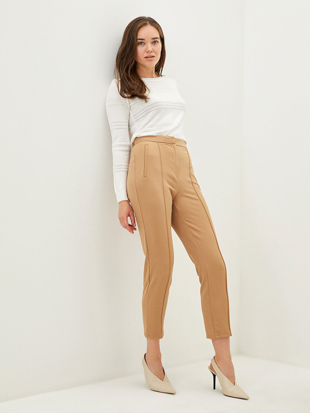 Bej Standart Fit Cep Detaylı Kadın Havuç Pantolon-1
