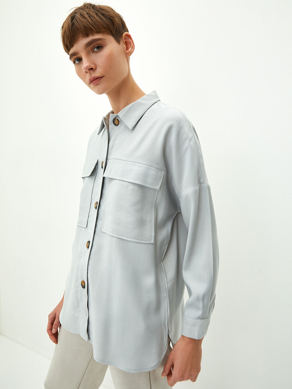 Chemise à Fermeture Boutonnée sur le Devant avec Poches Détailées et Manches Longues pour Femmes-1