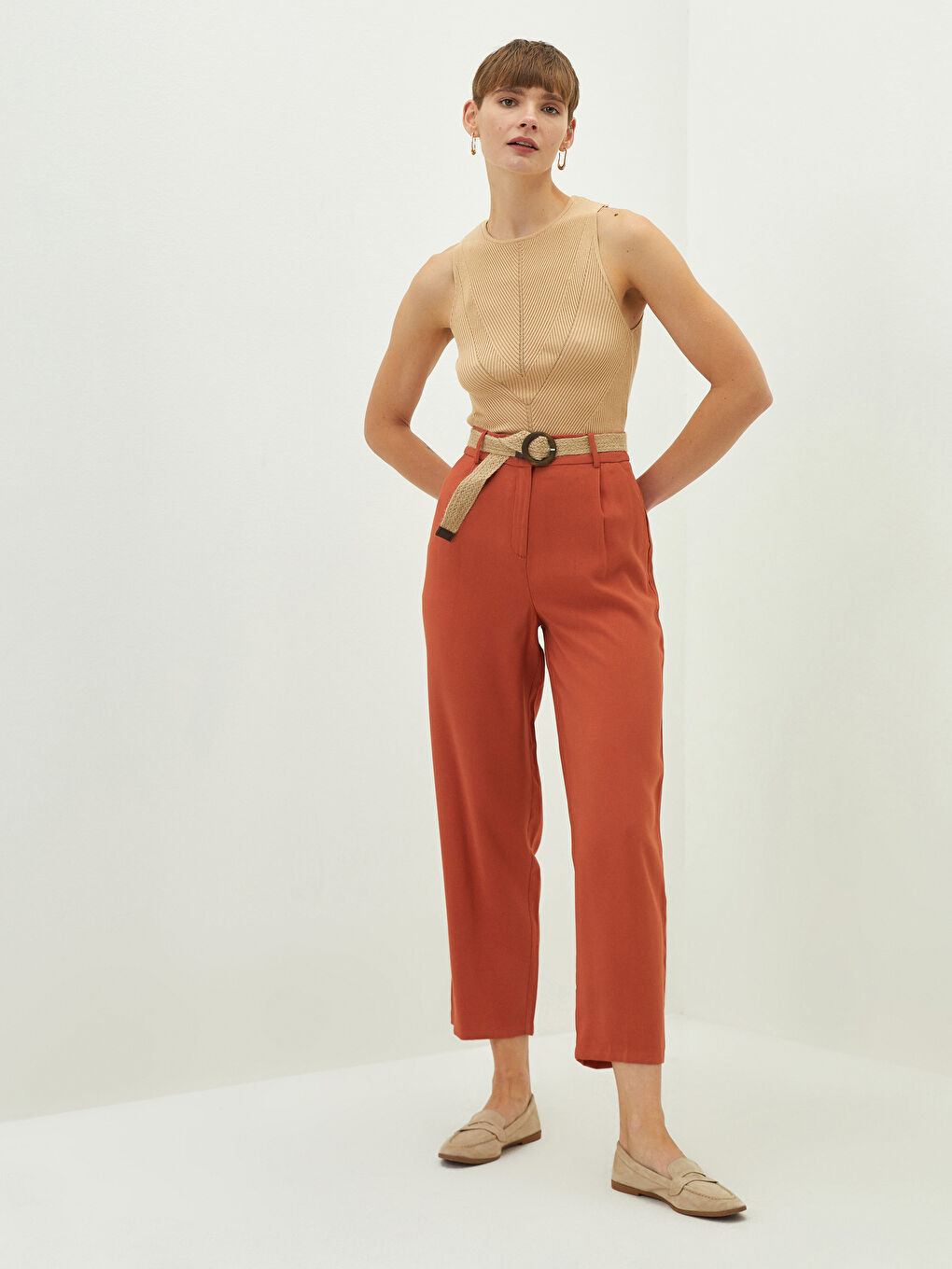 Kahverengi Yüksek Bel Bol Fit Kemer Detaylı Gabardin Kadın Pantolon-1