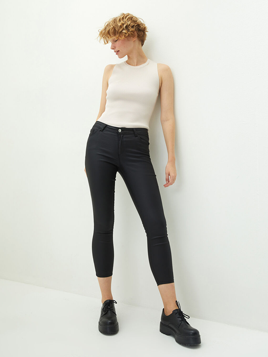 بنطلون للسيدات بقماش جبردين بتفاصيل جيوب وقصة عادية وخصر عادي