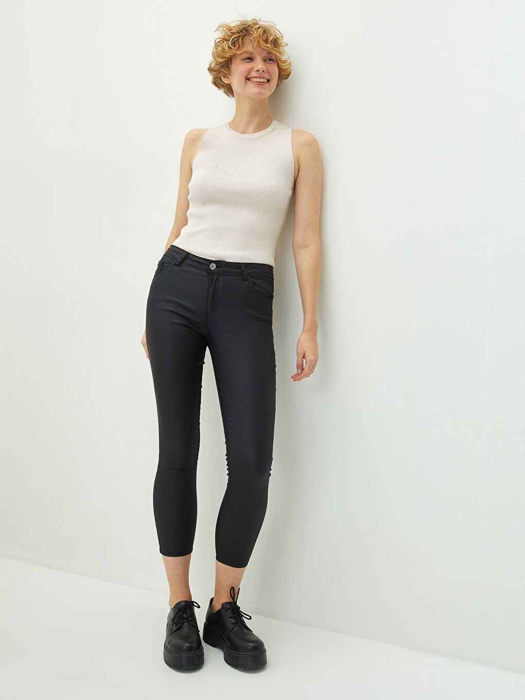 بنطلون للسيدات بقماش جبردين بتفاصيل جيوب وقصة عادية وخصر عادي-3