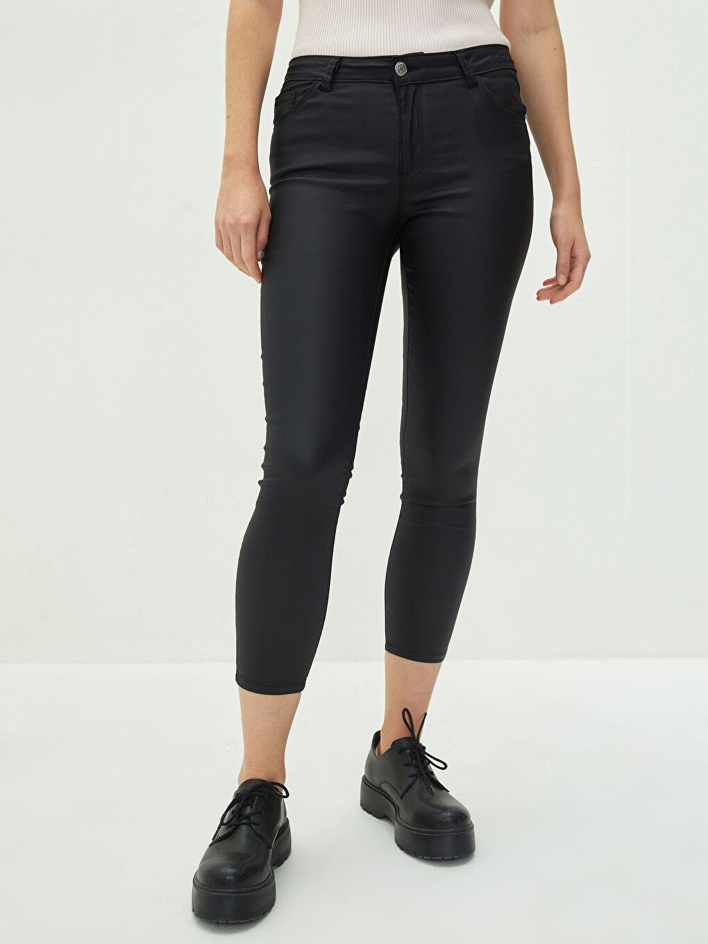 بنطلون للسيدات بقماش جبردين بتفاصيل جيوب وقصة عادية وخصر عادي-4