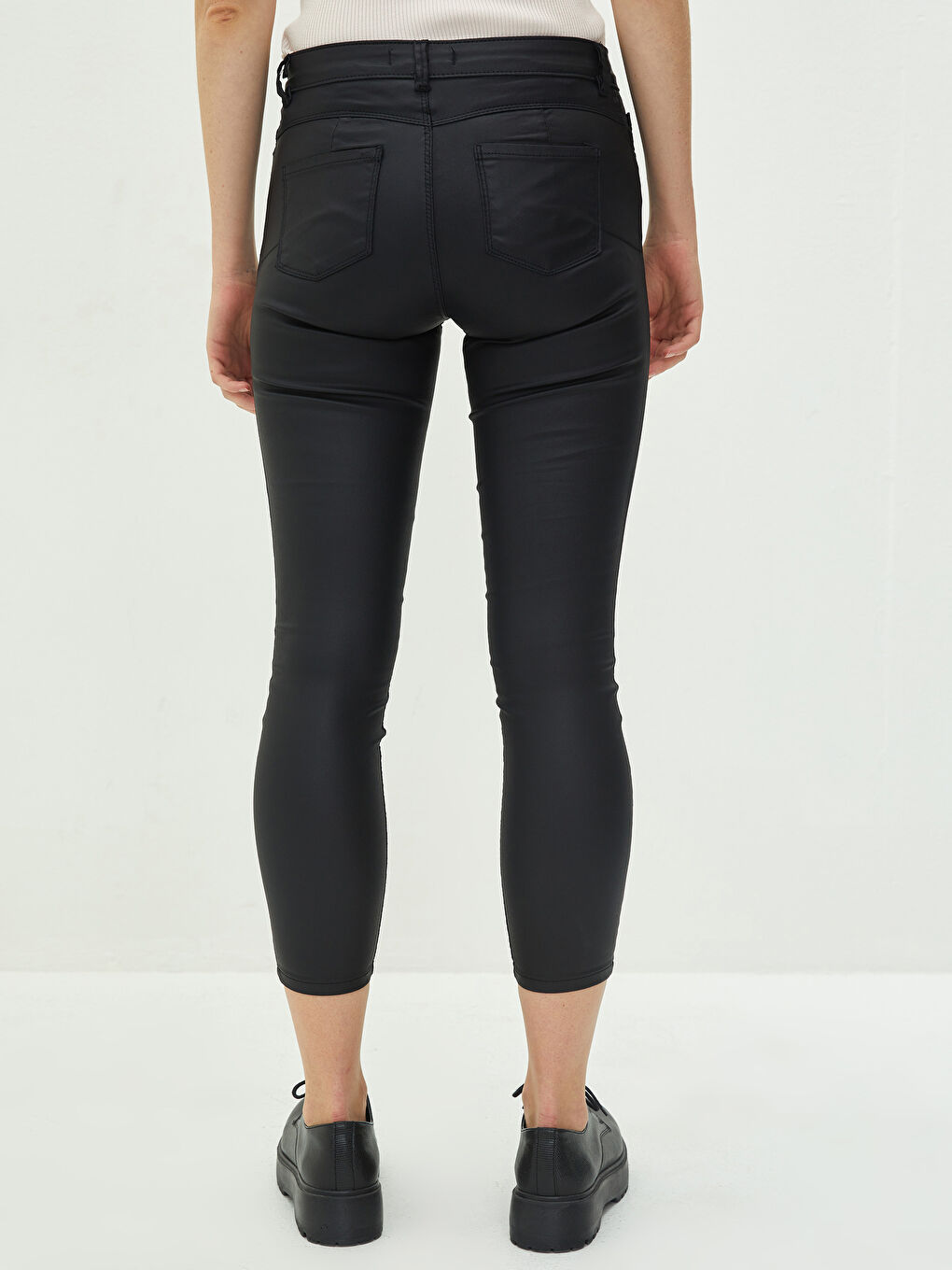 بنطلون للسيدات بقماش جبردين بتفاصيل جيوب وقصة عادية وخصر عادي-5