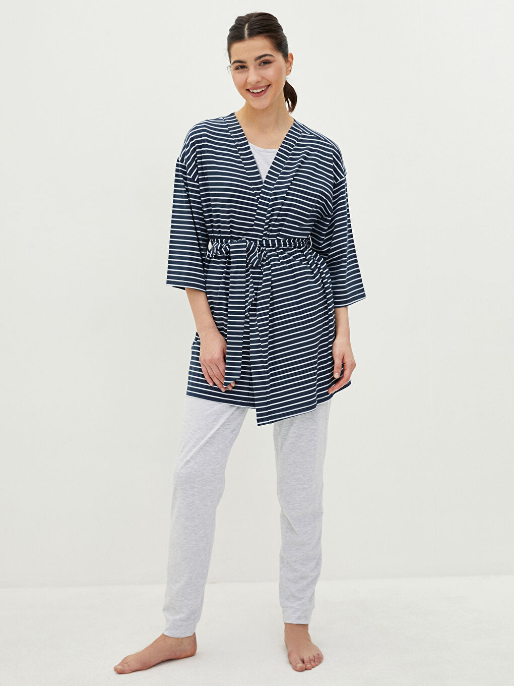 Siyah Kruvaze Yaka Çizgili Uzun Kollu Kadın Sabahlık-2