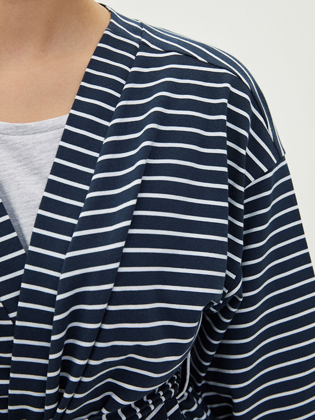 Siyah Kruvaze Yaka Çizgili Uzun Kollu Kadın Sabahlık-3