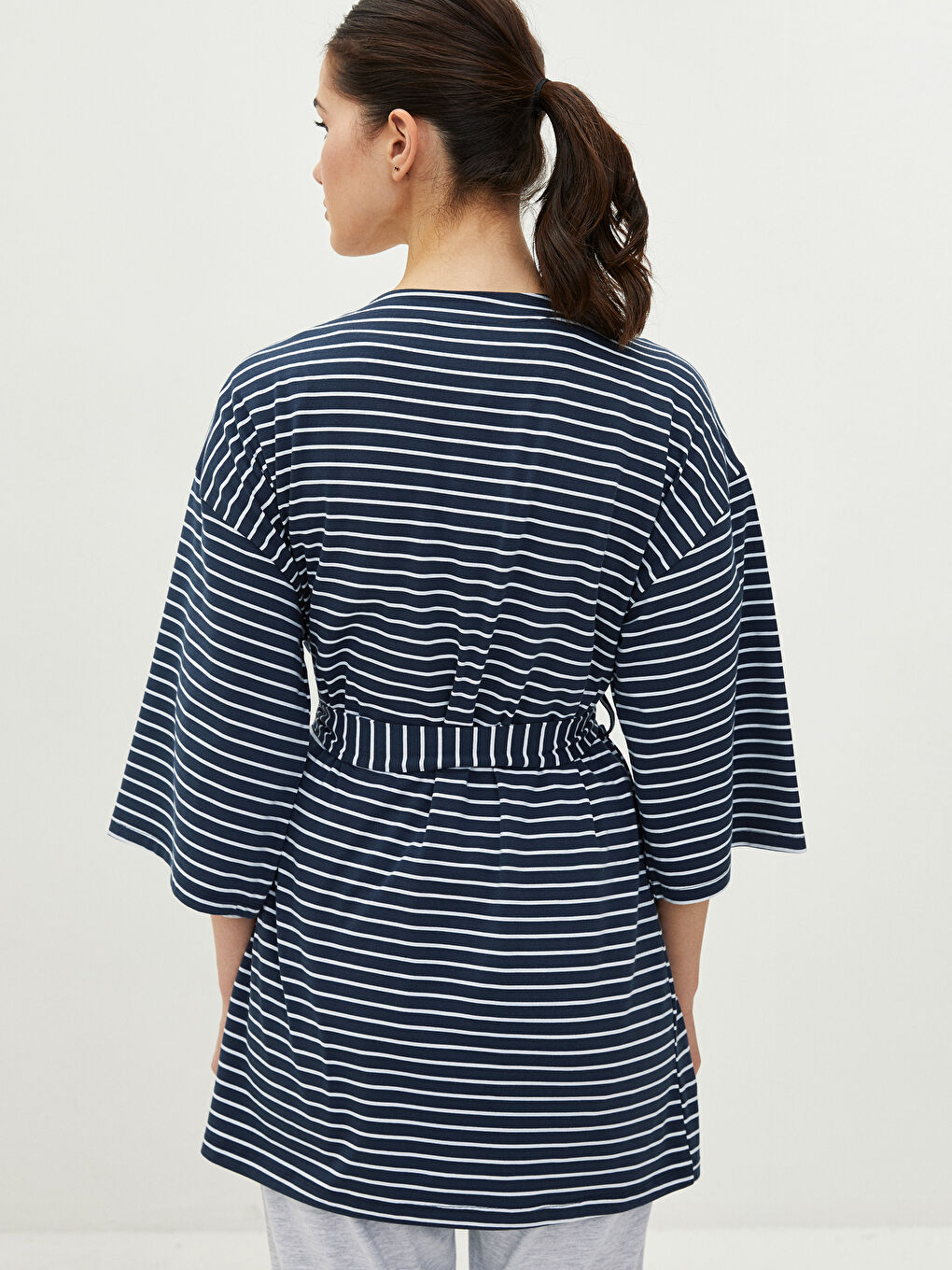 Siyah Kruvaze Yaka Çizgili Uzun Kollu Kadın Sabahlık-4