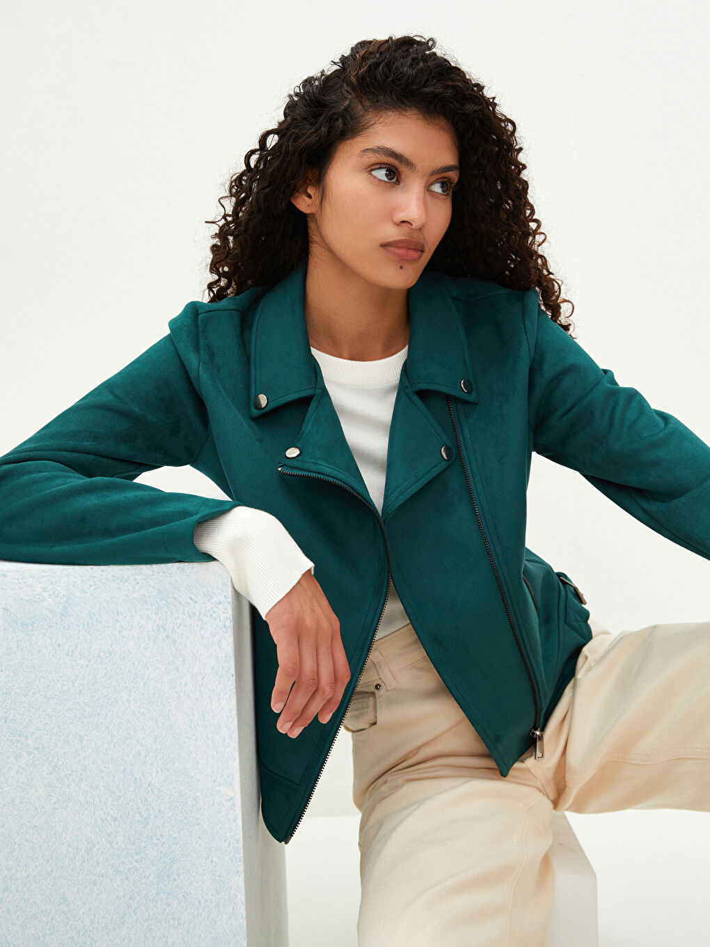 Yeşil Biker Yaka Düz Önden Fermuarlı Cep Detaylı Uzun Kollu Süet İnce Kadın Mont-1