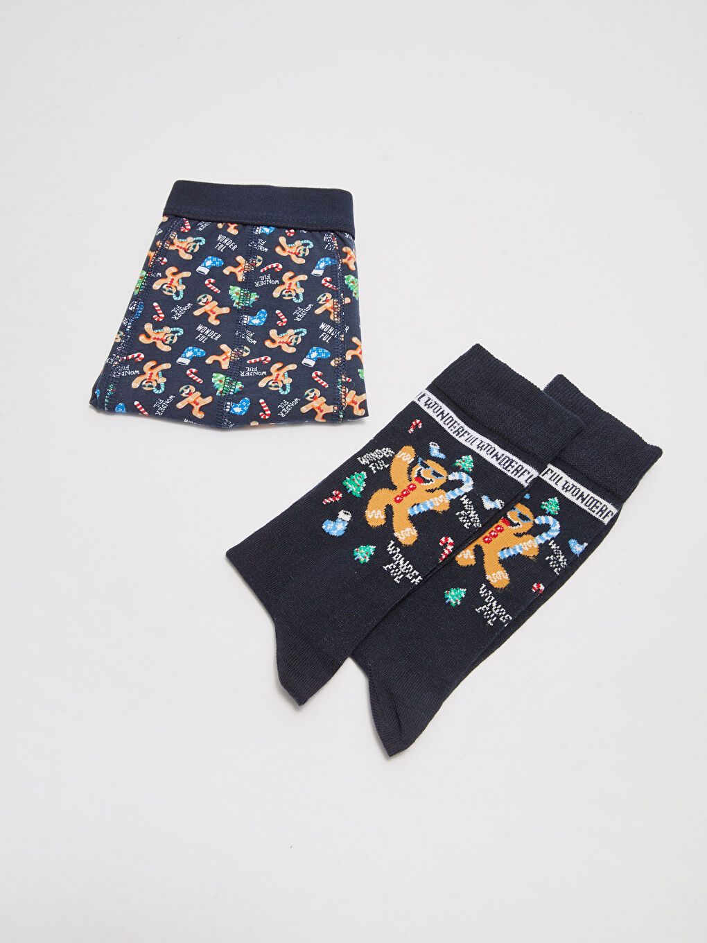 LC WAIKIKI Christmas-Themed Men's Boxer and Socks -W1G056Z8-LSJ