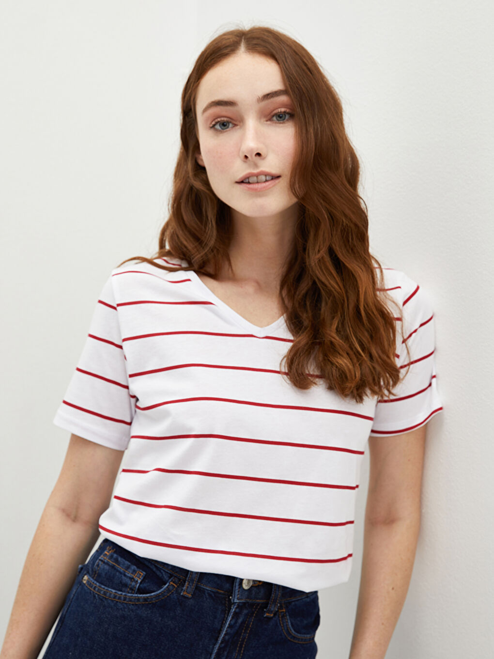 Kırmızı V Yaka Çizgili Kısa Kollu Pamuklu Kadın Tişört-3