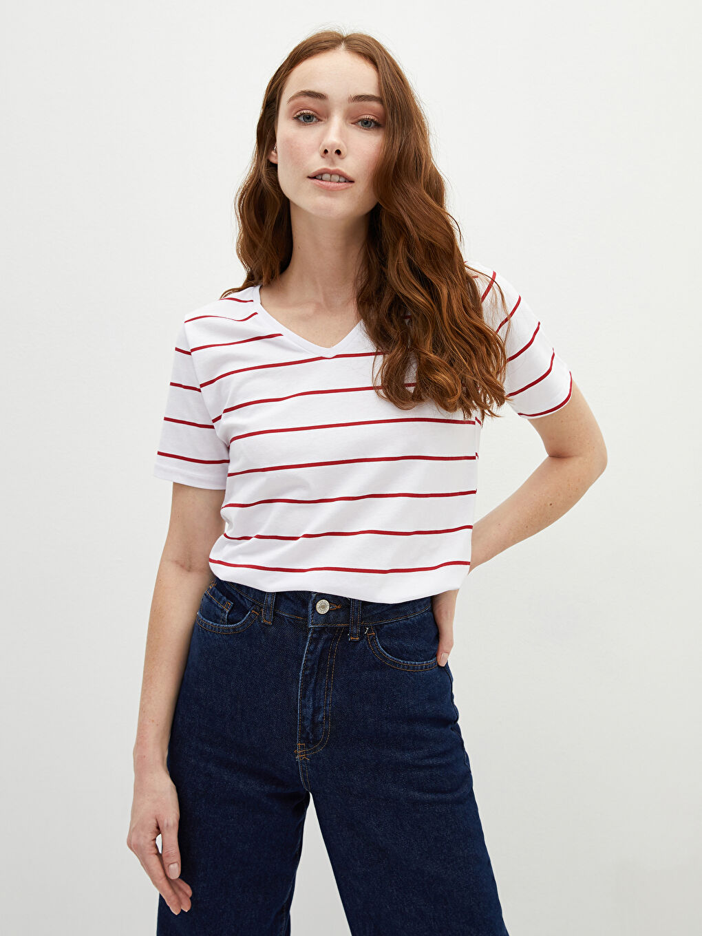 Kırmızı V Yaka Çizgili Kısa Kollu Pamuklu Kadın Tişört-1