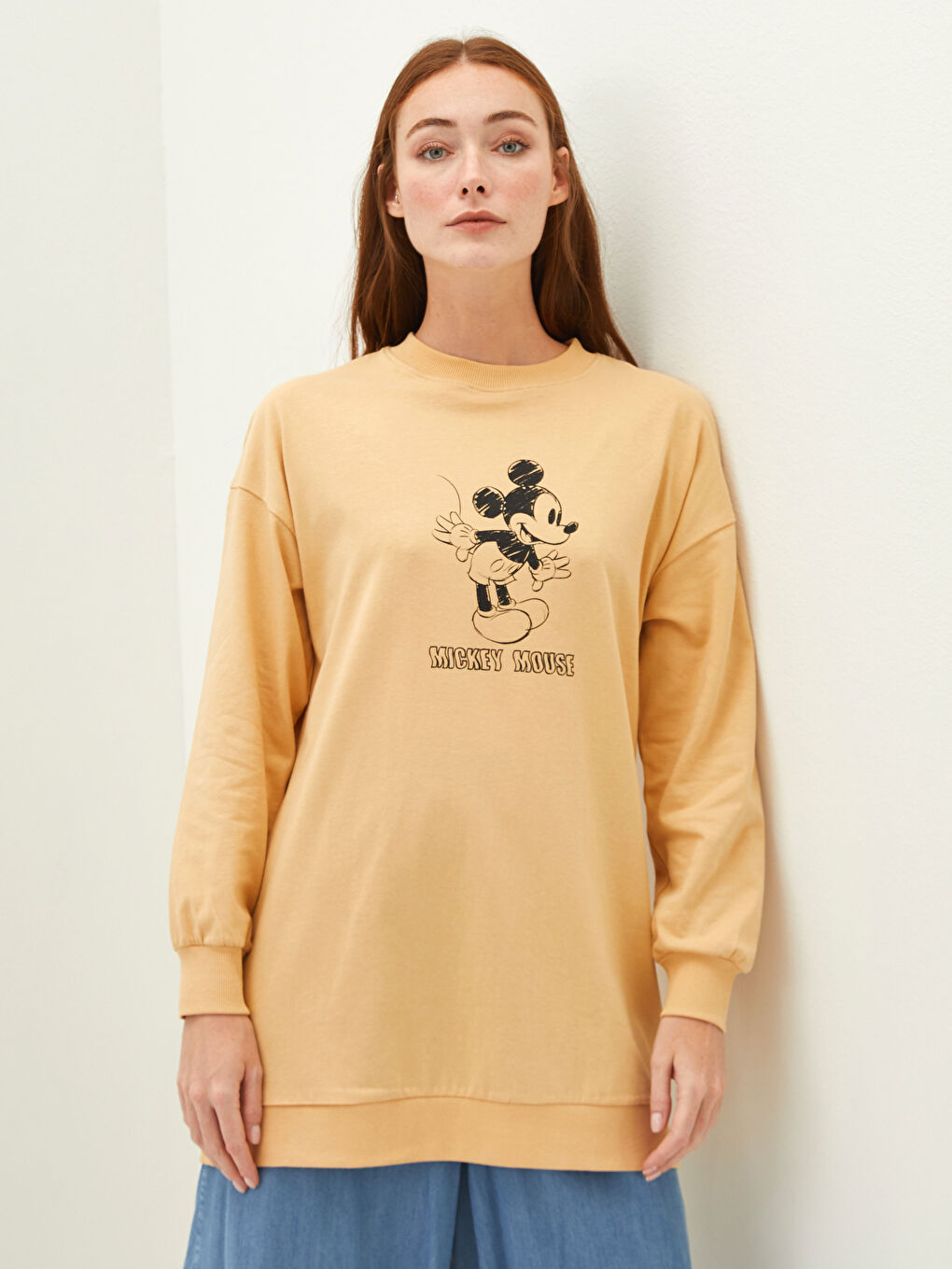 LCW Modest Açık Sarı Bisiklet Yaka Mickey Mouse Baskılı Kadın Sweatshirt Tunik