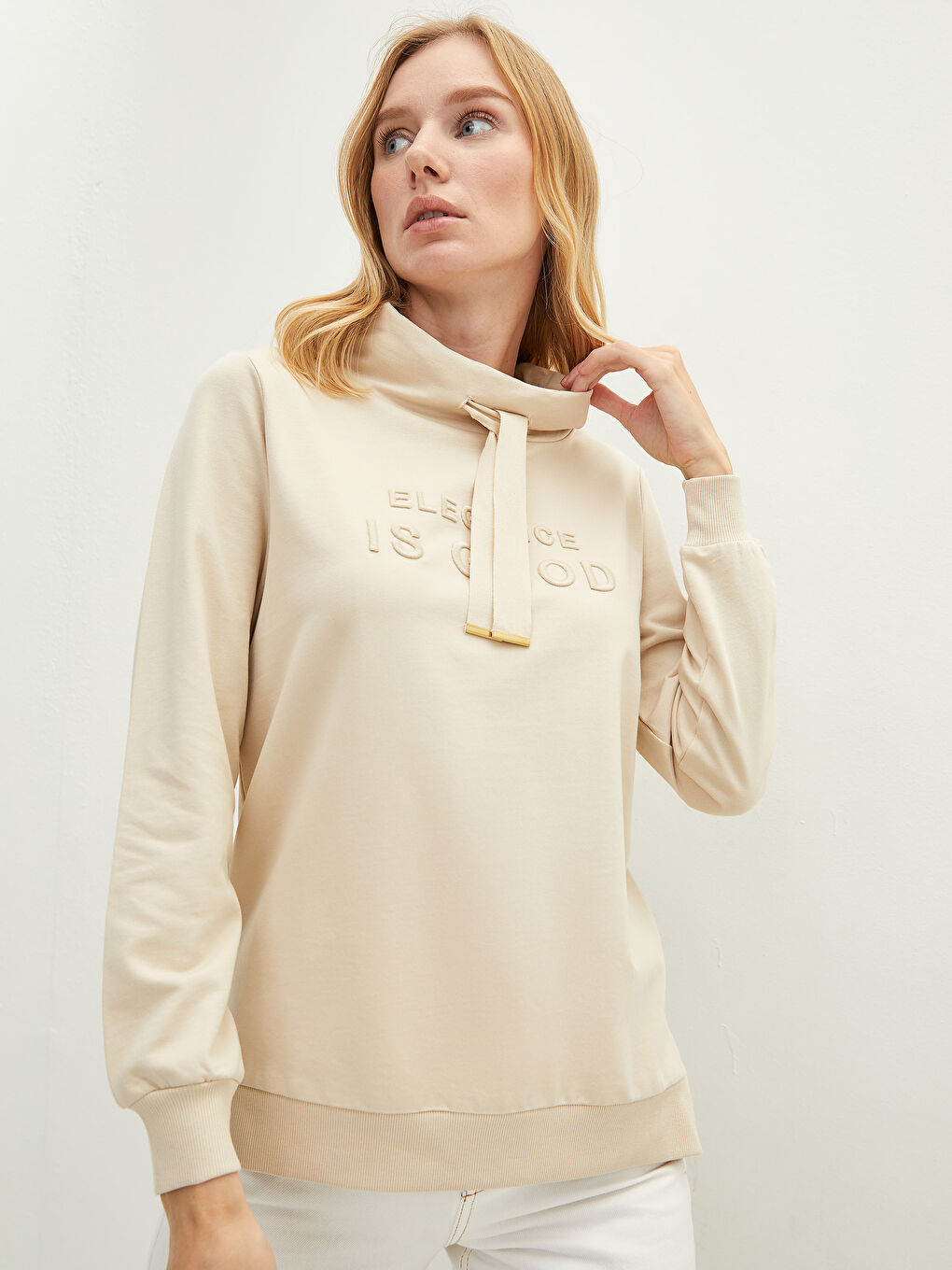 Bej Dökümlü Yaka Nakışlı Uzun Kollu Kadın Sweatshirt-1