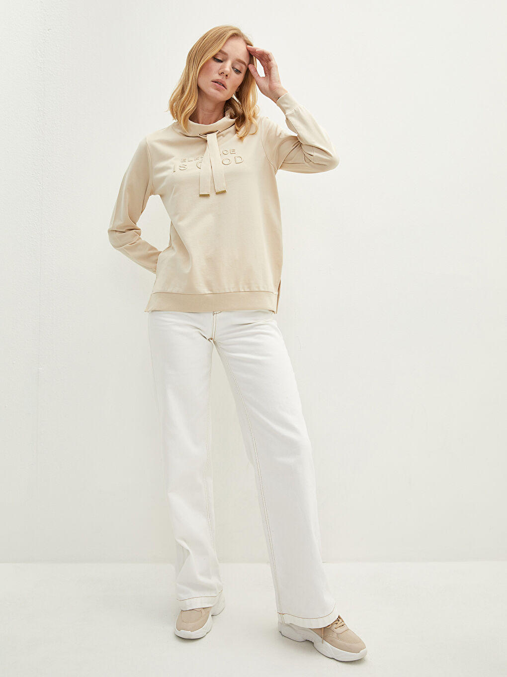 Bej Dökümlü Yaka Nakışlı Uzun Kollu Kadın Sweatshirt-4