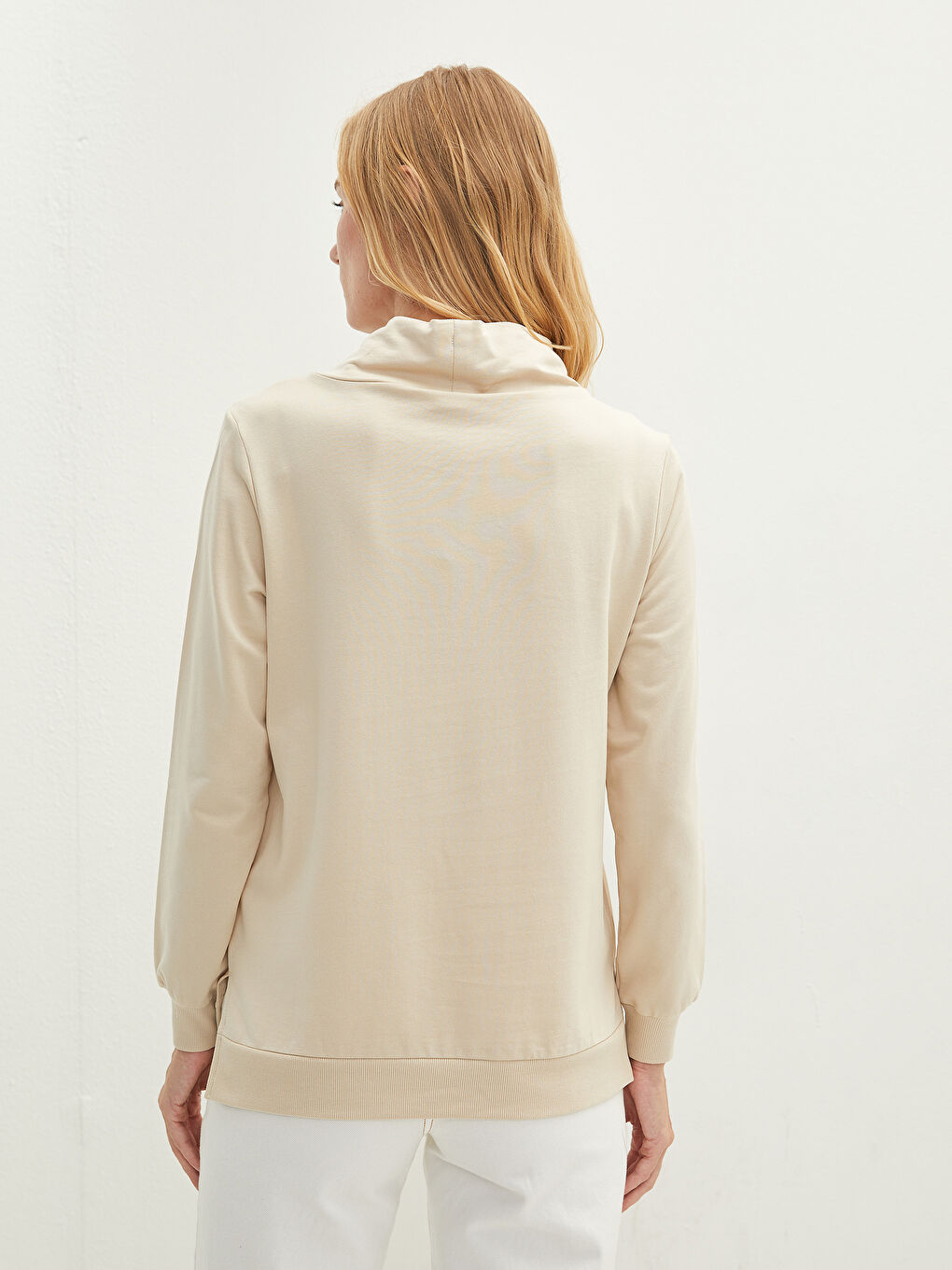 Bej Dökümlü Yaka Nakışlı Uzun Kollu Kadın Sweatshirt-5