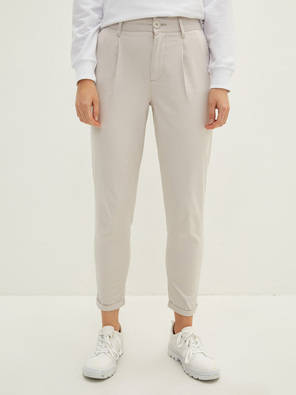 Pantalone od gabardina sa srednjim strukom, standardnim krojem i detaljima na džepovima za žene-3
