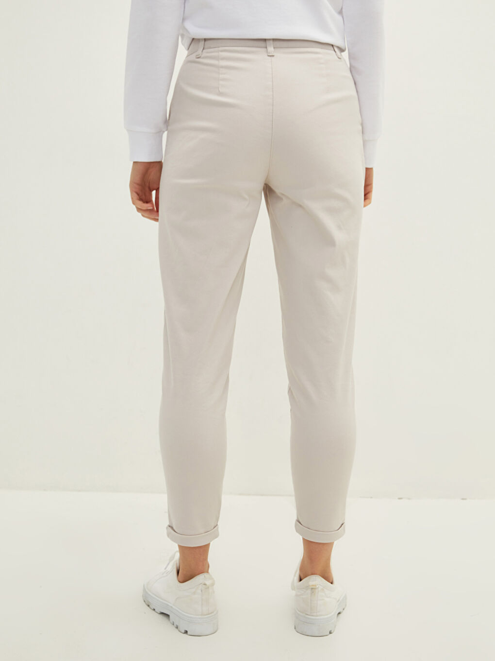 Pantalone od gabardina sa srednjim strukom, standardnim krojem i detaljima na džepovima za žene-4