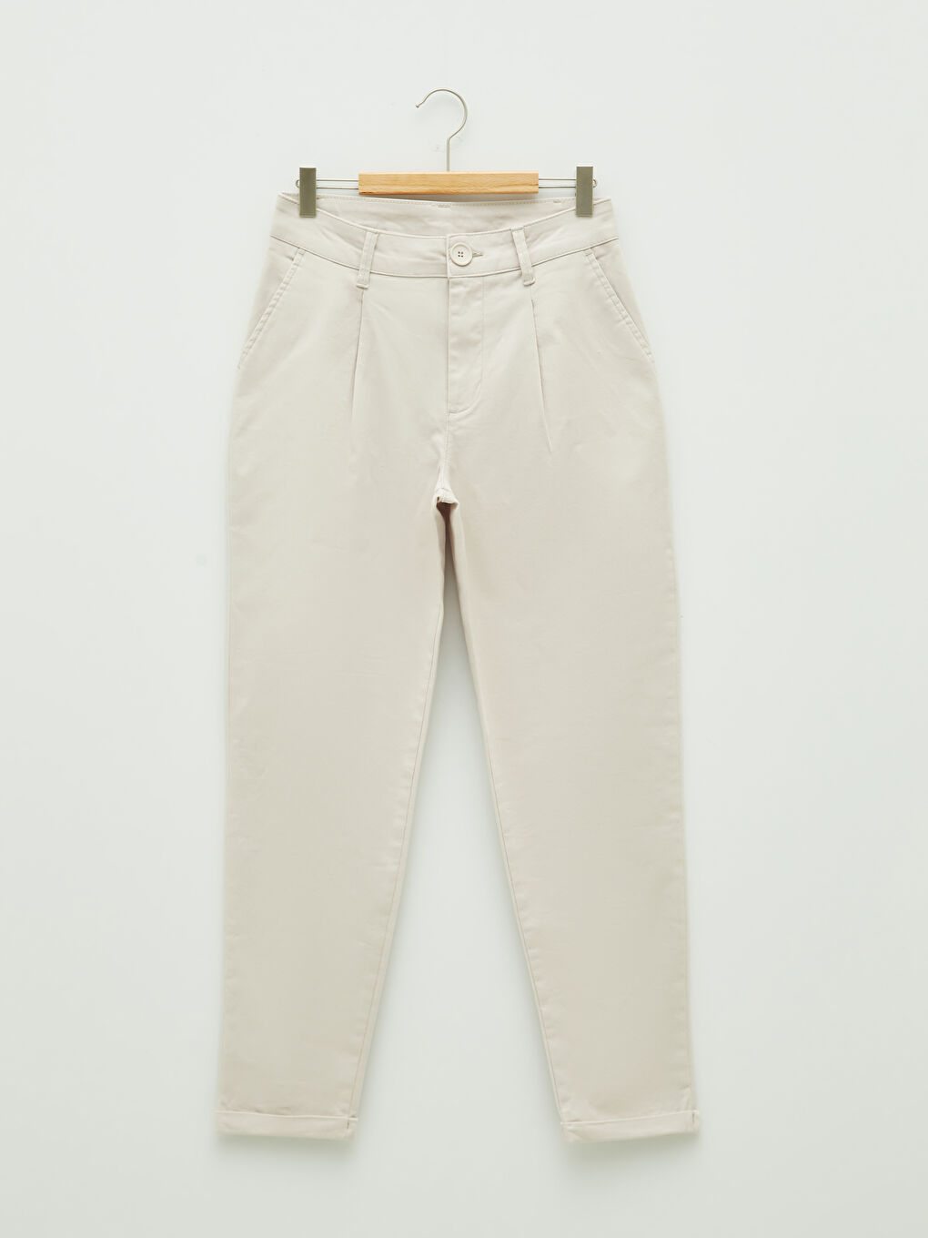 Pantalone od gabardina sa srednjim strukom, standardnim krojem i detaljima na džepovima za žene-5