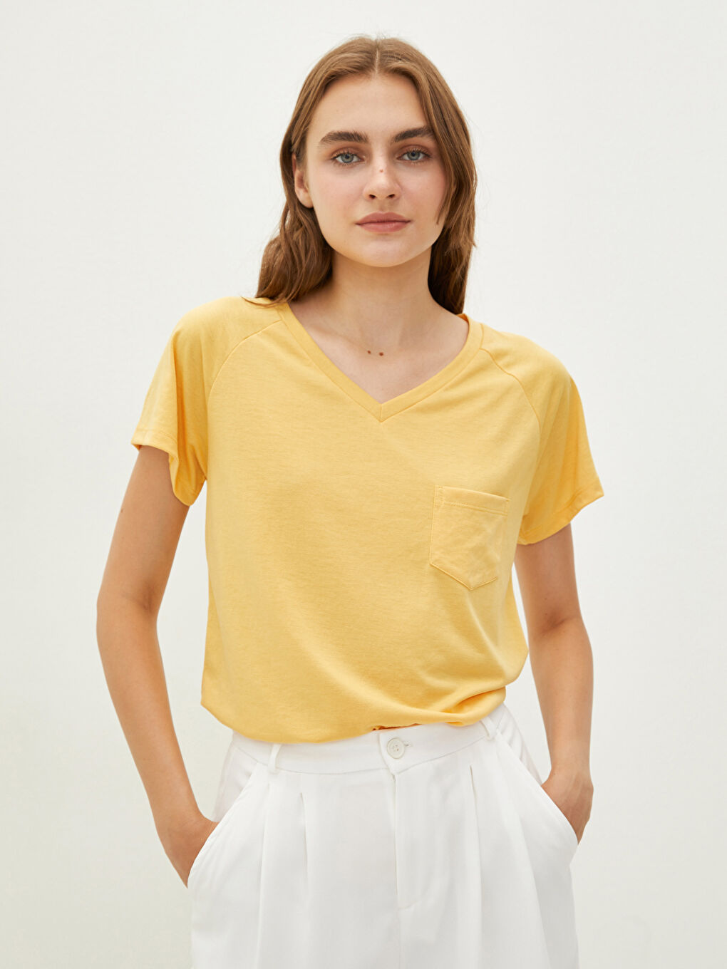 Sarı V Yaka Düz Cep Detaylı Kısa Kollu Kadın Tişört-2