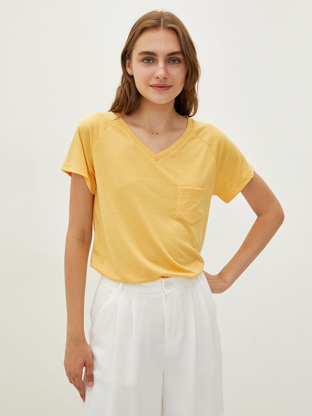 Sarı V Yaka Düz Cep Detaylı Kısa Kollu Kadın Tişört-3