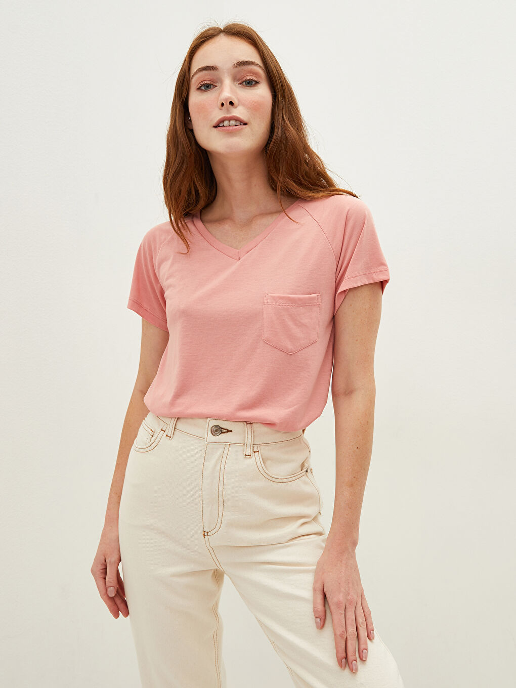 تي شيرت نسائي بياقة على شكل حرف V وجيب مستقيم وأكمام قصيرة بتفاصيل