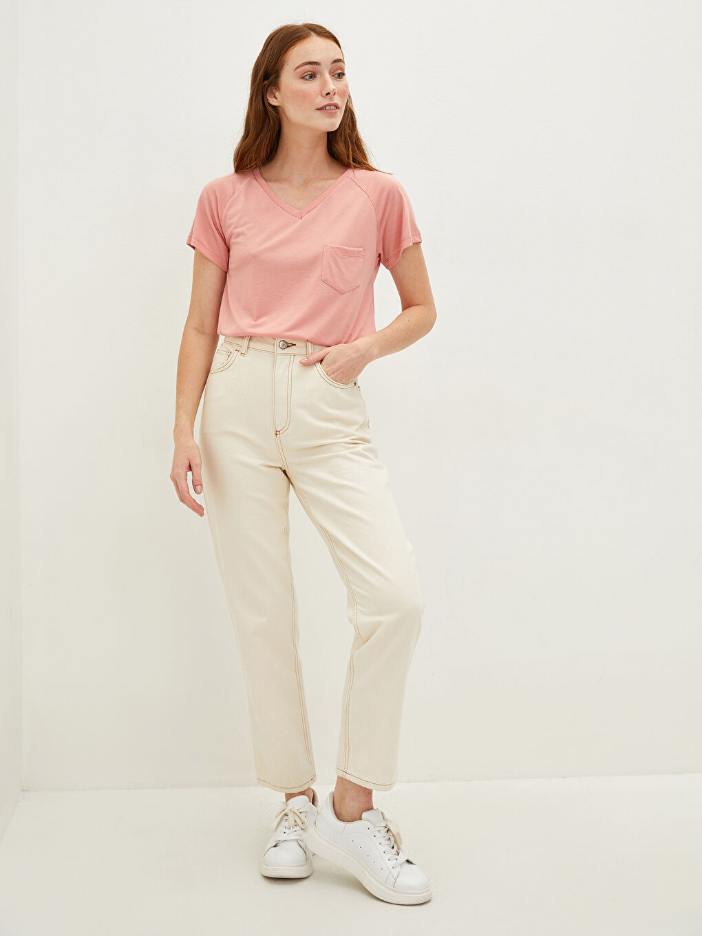 تي شيرت نسائي بياقة على شكل حرف V وجيب مستقيم وأكمام قصيرة بتفاصيل-1