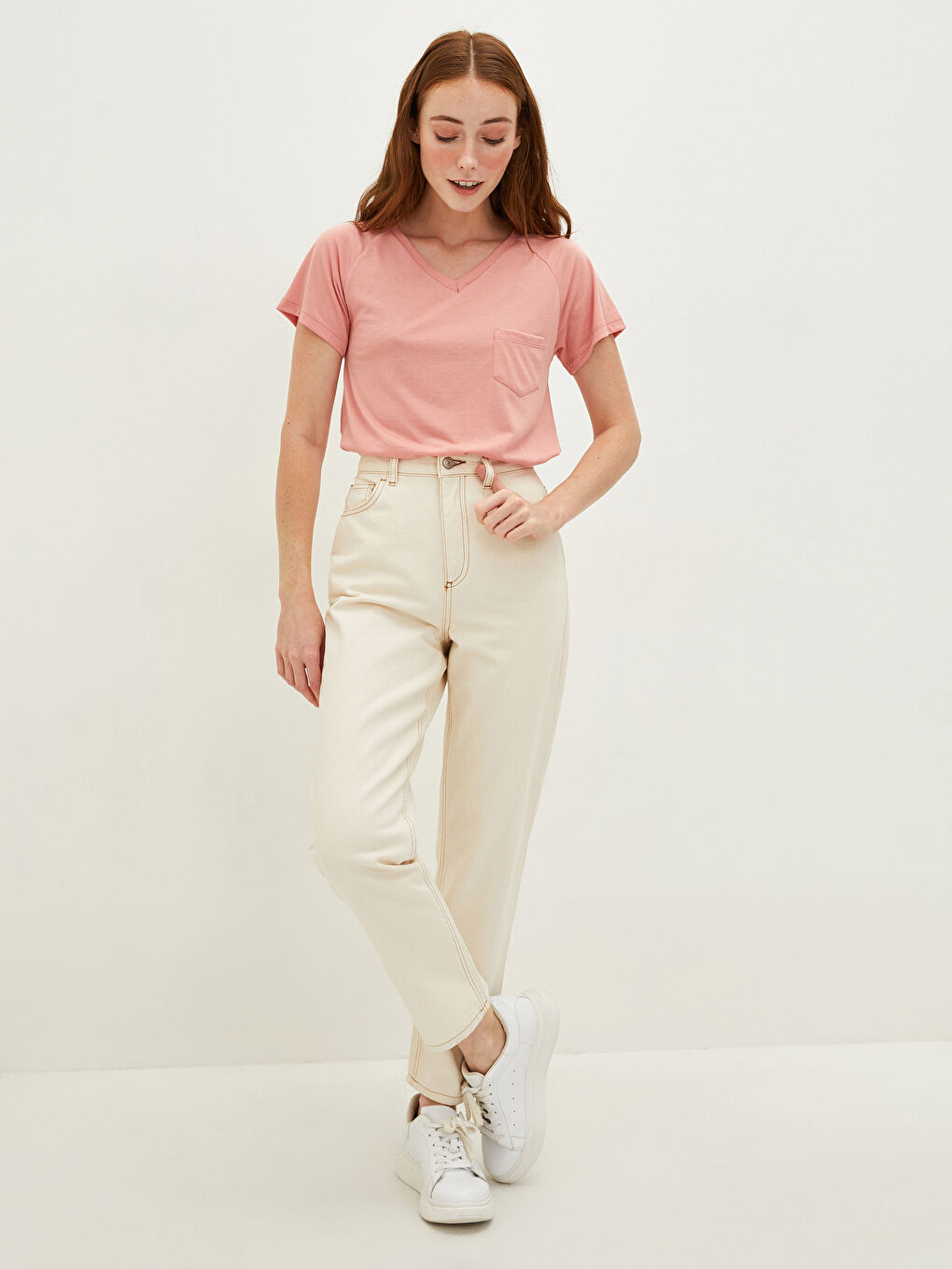 تي شيرت نسائي بياقة على شكل حرف V وجيب مستقيم وأكمام قصيرة بتفاصيل-2