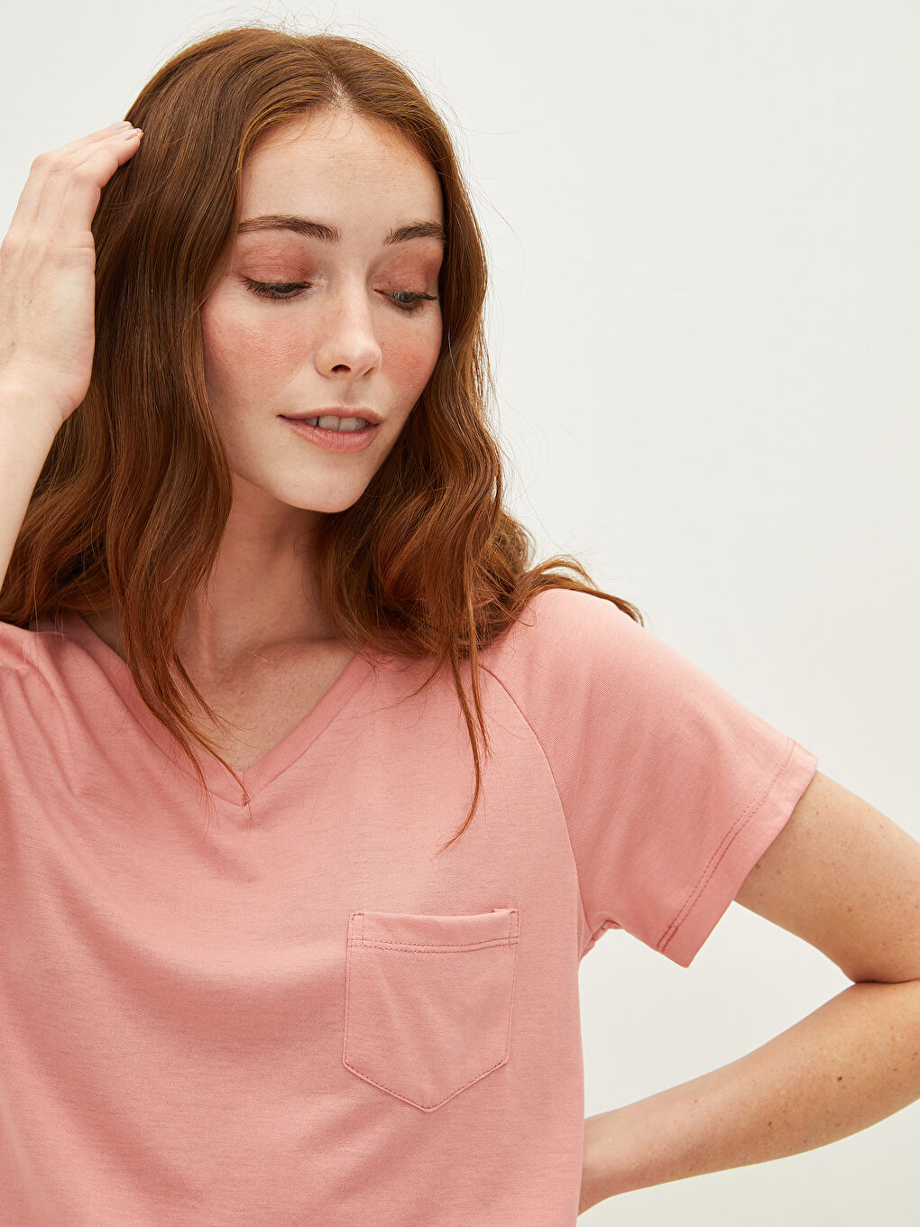 تي شيرت نسائي بياقة على شكل حرف V وجيب مستقيم وأكمام قصيرة بتفاصيل-3