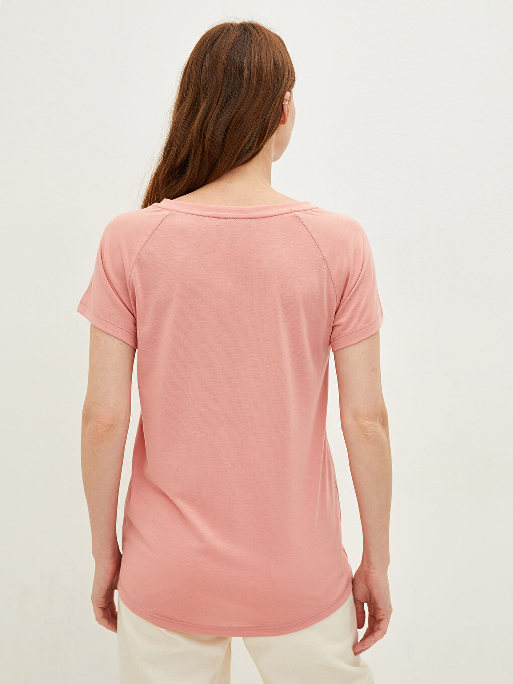 تي شيرت نسائي بياقة على شكل حرف V وجيب مستقيم وأكمام قصيرة بتفاصيل-4