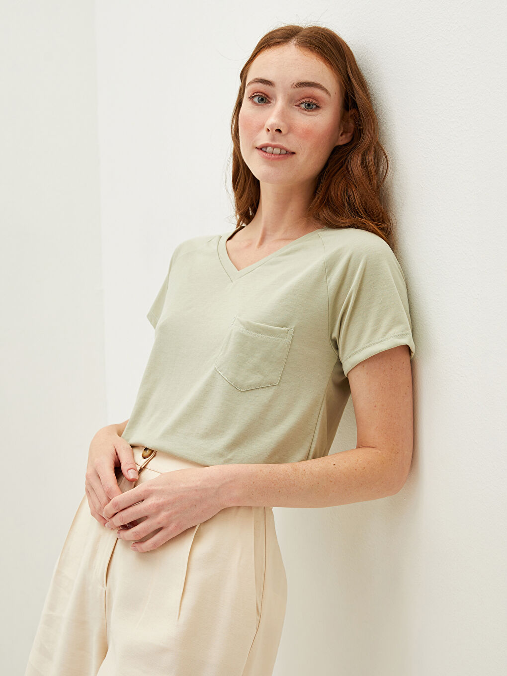 تي شيرت نسائي بياقة على شكل حرف V وجيب مستقيم وأكمام قصيرة بتفاصيل