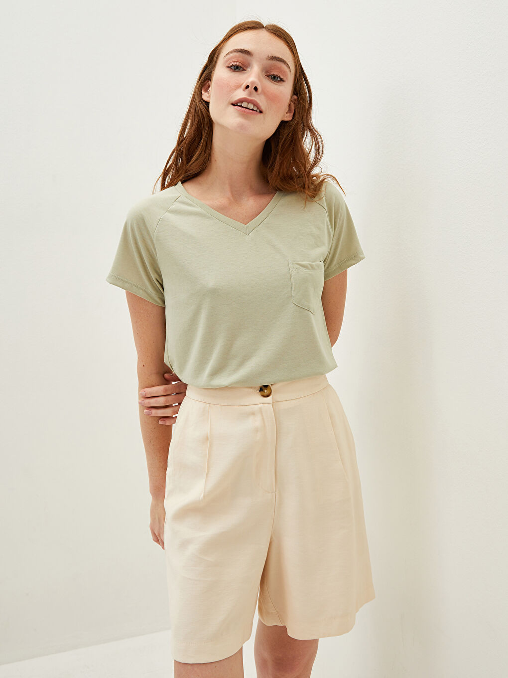 تي شيرت نسائي بياقة على شكل حرف V وجيب مستقيم وأكمام قصيرة بتفاصيل-1