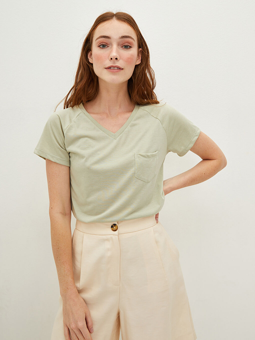 تي شيرت نسائي بياقة على شكل حرف V وجيب مستقيم وأكمام قصيرة بتفاصيل-2